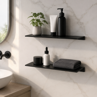 Étagère salle de bain sans perçage dans une salle de bain sombre – visuel d'ambiance généré par IA